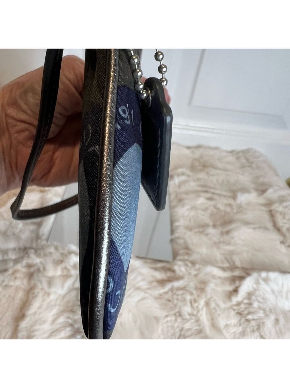 COACH WRISTLET BLUE GRAY & CREAM SCARF PRINT SIGNATURE SATEEN WRISTLET - Picture 4 of 6